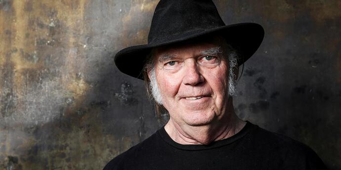 190504-neilyoungbok-952168-se-gp-1-jpg