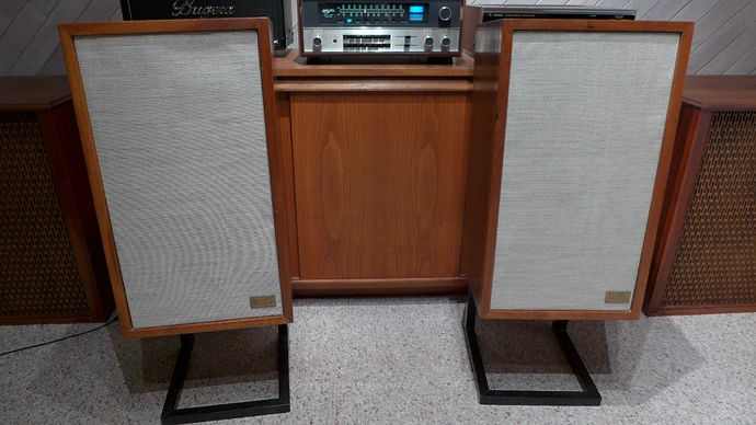 acoustic-research-2-ax-speakers-v0-MeONmIjJNaIWcXII9qzWtyth9SEQpXgBR0oEgpHuhEE.jpg