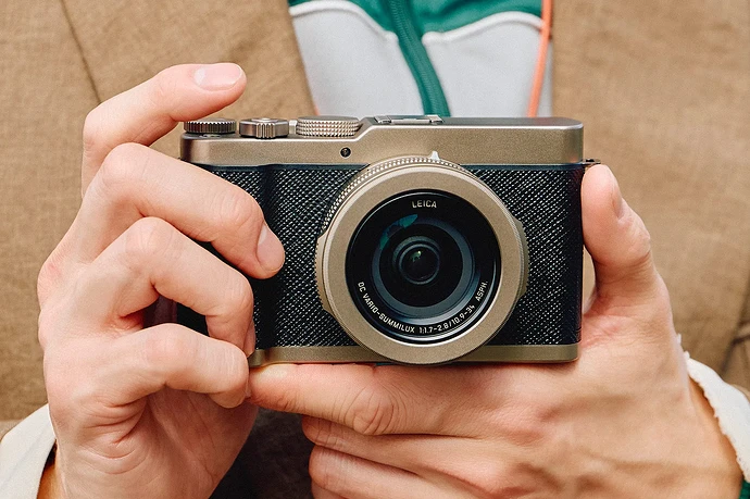 Panasonic-Lumix-L10_lifestyle_titanium-front